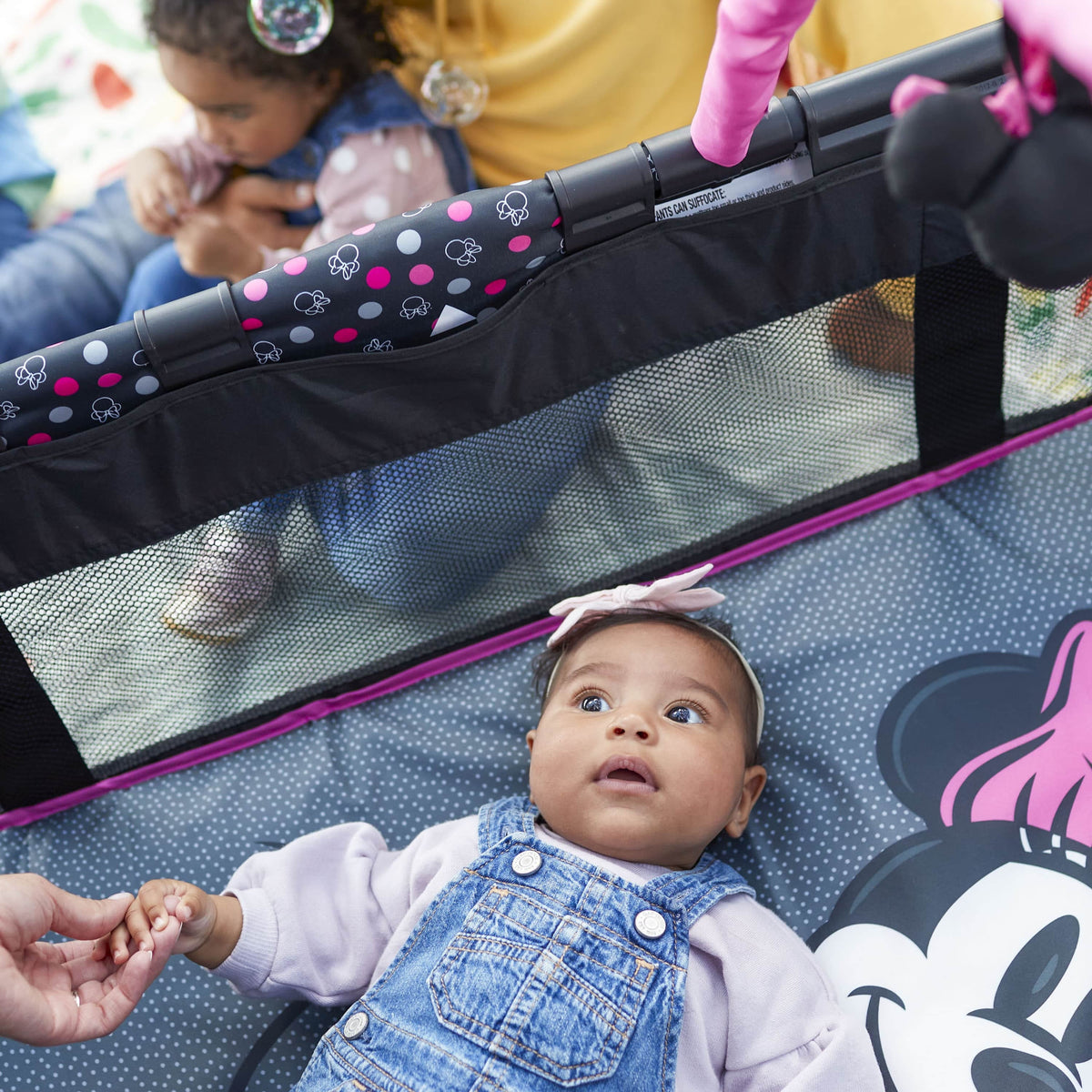 Disney Baby 3D Ultra Play Yard with Bassinet, Toy Bar & Carry Bag – Modern Minnie – Portable Infant Playpen & Travel Crib